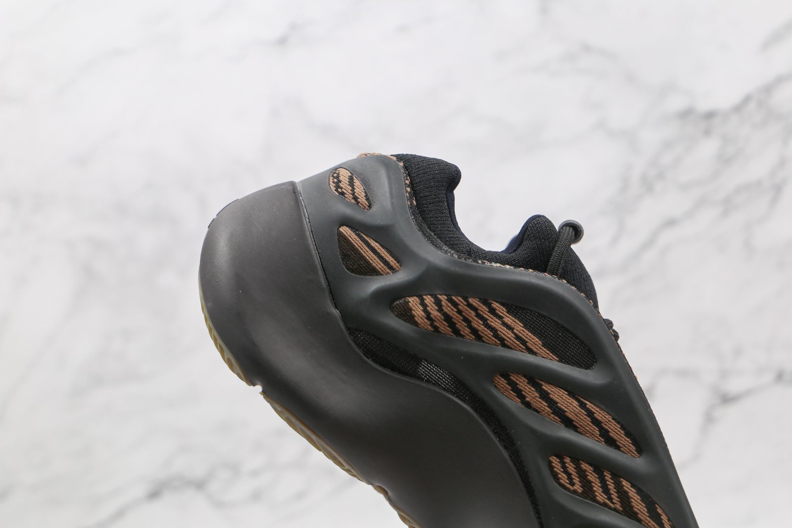 98DB10A2-4187-7B58-1793-8156BB330FE1